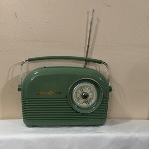 Byron Statics Green Vintage-Style Portable Radio